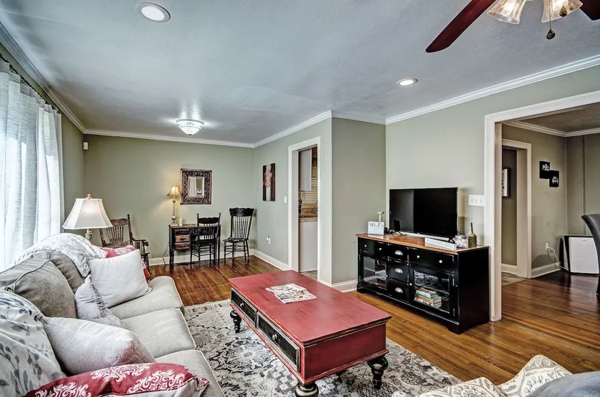 Relax in Shady Oaks Near Hospitals & Dining - Image 1