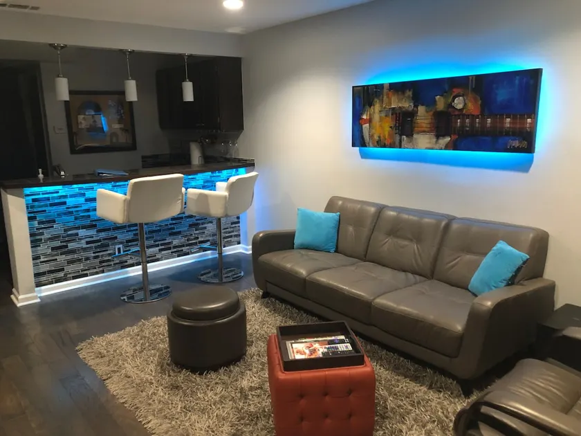 Avail tobook 10-12 Hip condo ON W 6th walk to ACL! - Image 1
