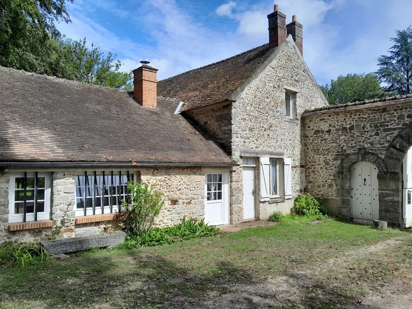 Old house renovated in a green setting - Image 1