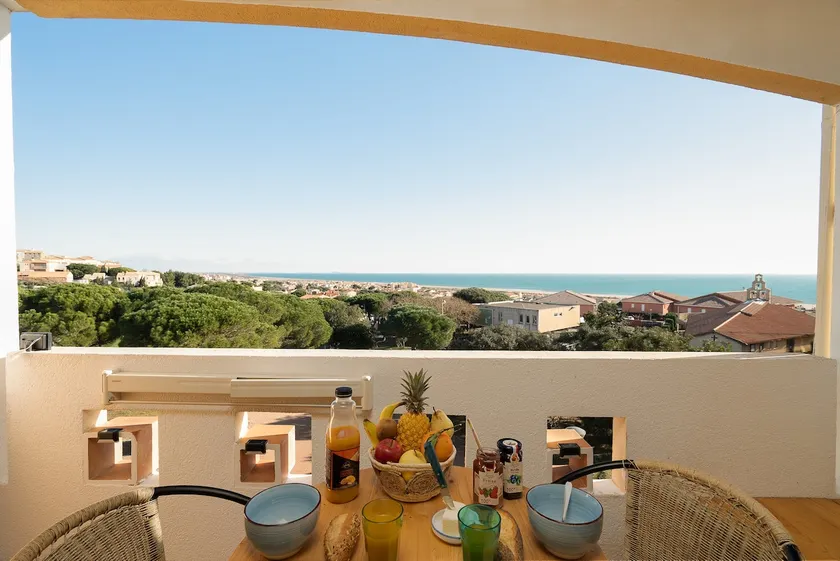 Cozy 2-bedroom apartment with 170° sea view, 300 m from the beach, 2–4 people - Image 1
