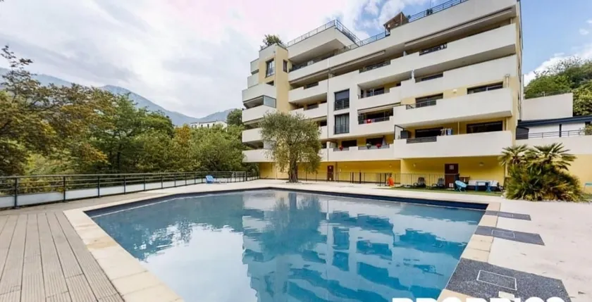 superb flat with swimming pool and parking - Image 1