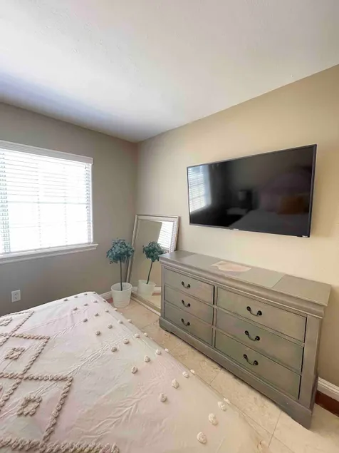 Back unit of a single family house. - Image 1