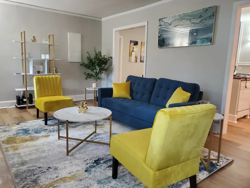 Cheerful 2 BR Near Colleges, Downtown, Attractions - Image 1