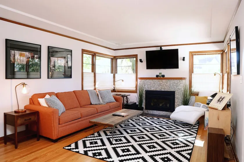 Stylish Vintage Retreat: Art+Vinyl+Fenced Yard+BBQ - Image 1