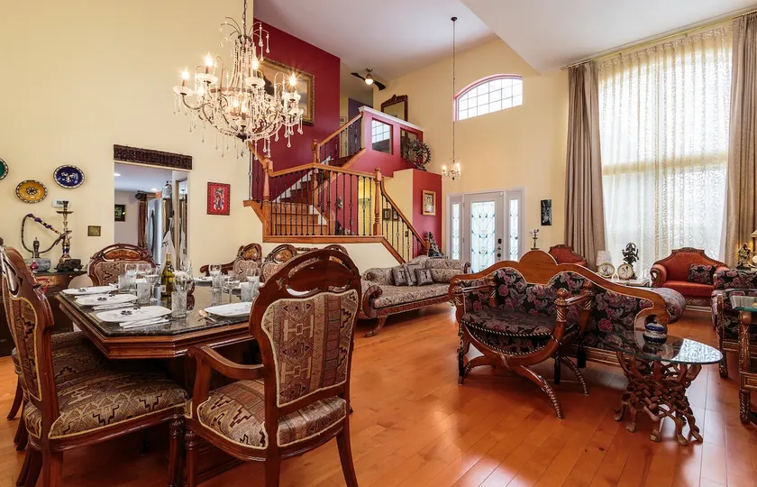 Stunning home for 8 in Naperville! Smart TV'S - Image 1