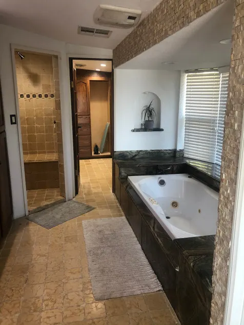 ROMANTIC AND SPACIOUS JACUZZI SUITE! - Image 1