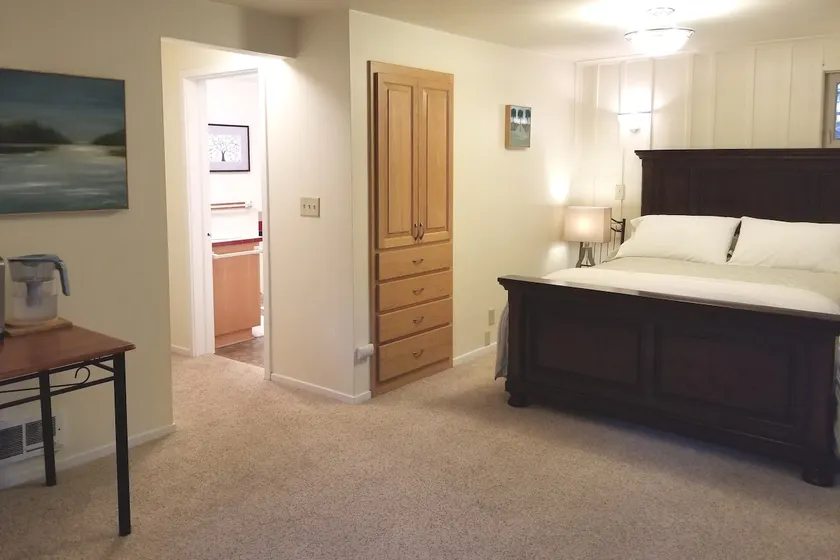 Private Suite 6 blocks to University of Oregon - Image 1