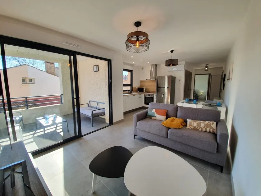 Bright new apartment with parking - Image 1