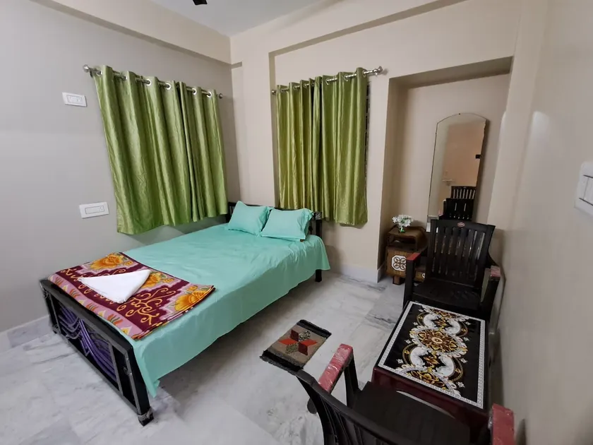 AC Deluxe 2-Bedroom+Kitchen + Living: Near Airport - Image 1