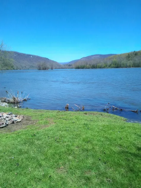 Riverfront house near Radford and Blacksburg - Image 1
