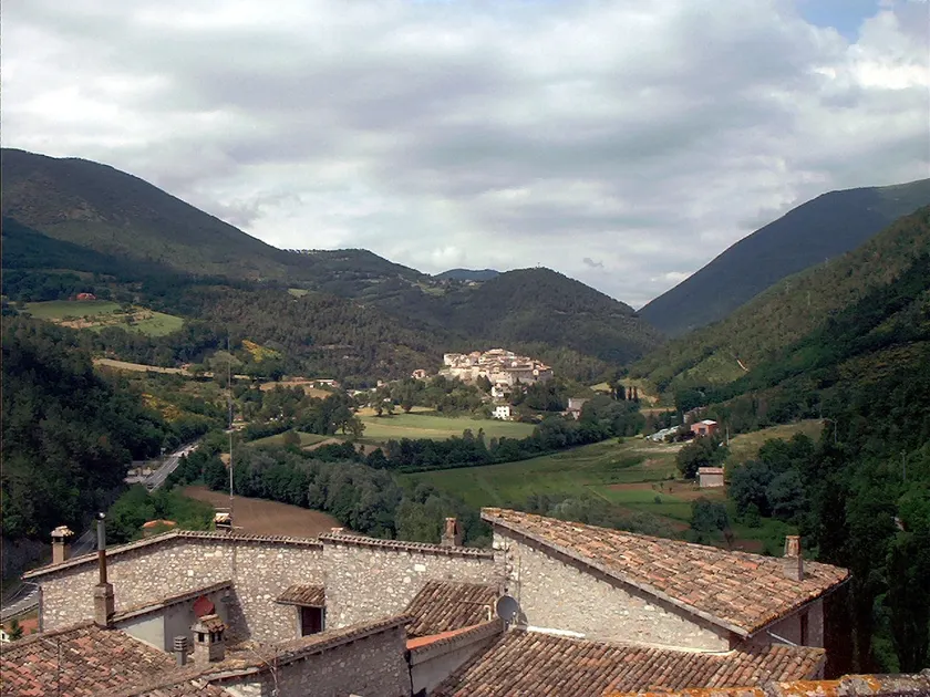 Ombrie, Valnerina, Immeuble de standing dans un petit village medioeval. - Image 1