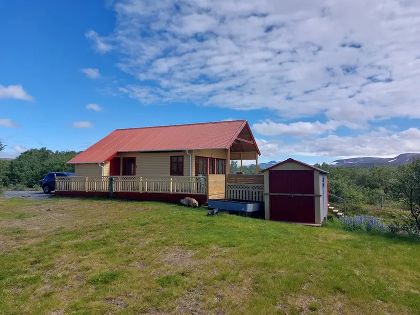 Cosy cabin near Hraunfossar - Image 1