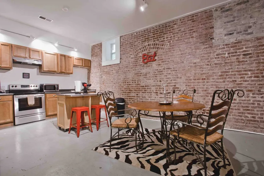 Beale 2 bks, 1st FLOOR 5000 sqft 11 beds + parking - Image 1