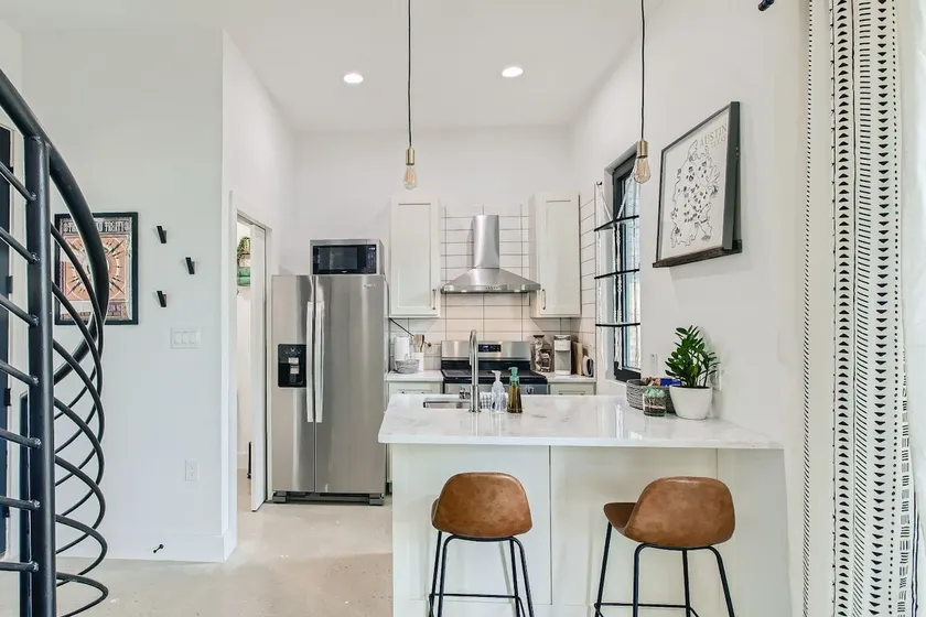 Modern 1 bed 1.5 bath with yard in Hyde Park - Image 1