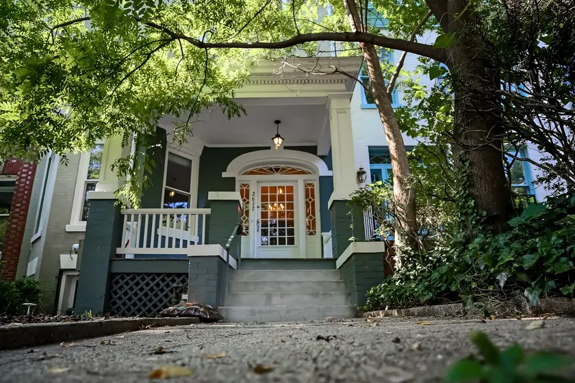 \"Luxury spacious charming DC row house + parking\" - Image 1