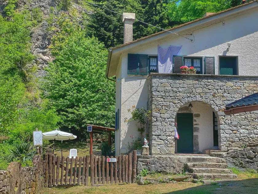 Villa with a stream, wooded garden and fireplace - Image 1