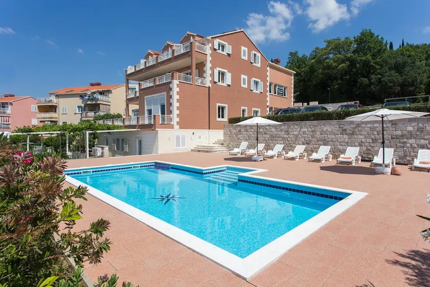 Think Pink / swimming pool& terrace - Image 1