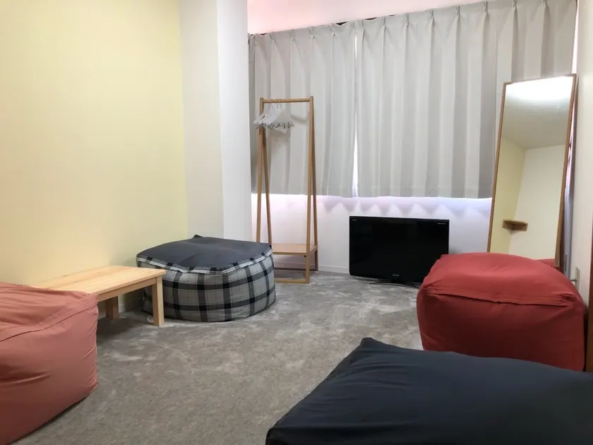 3 steps from Mouzhang Hongo Station.It is about a 15-minute bus ride to Makuhari Messe.Large coin laundry on the first floor. - Image 1