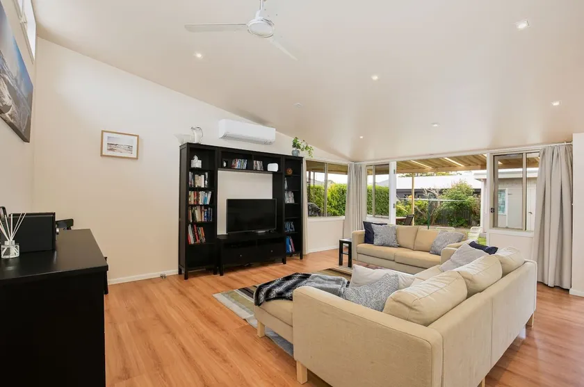 The Deckhouse I Pet Friendly I 2 Mins to Beach - Image 1