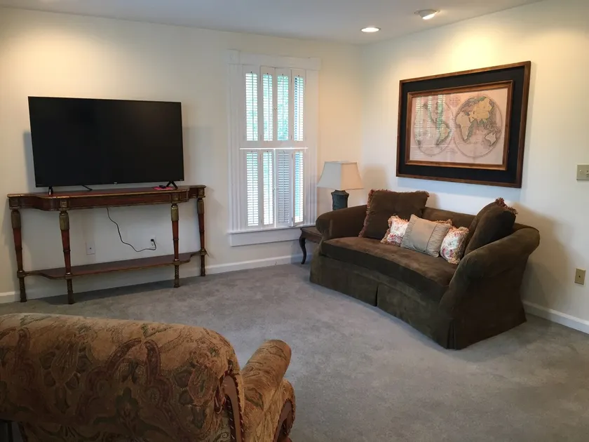 2 BDR downtown sleeps 6-second floor apartment - Image 1