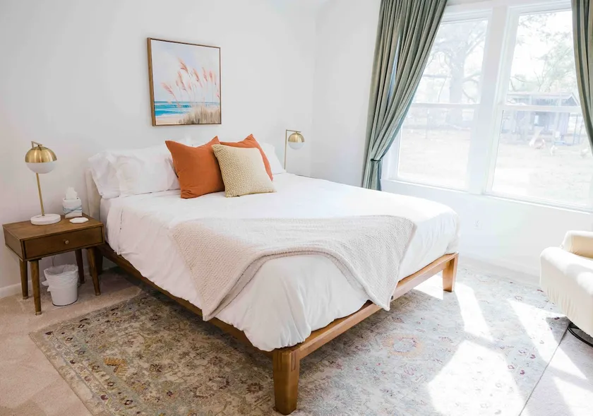 Spacious CA King luxury suite, private entrance - Image 1