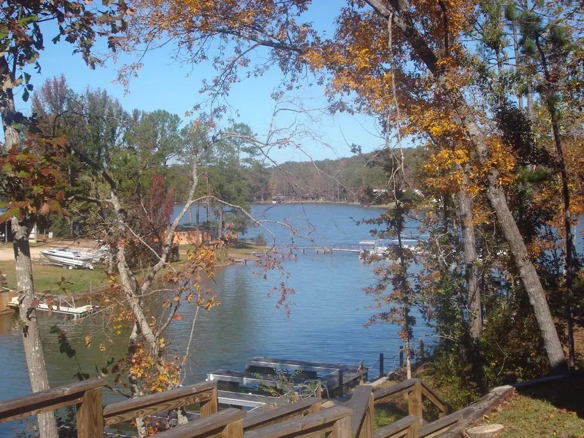 Gorgeous Lake Cabin across from Chucks Marina - Image 1