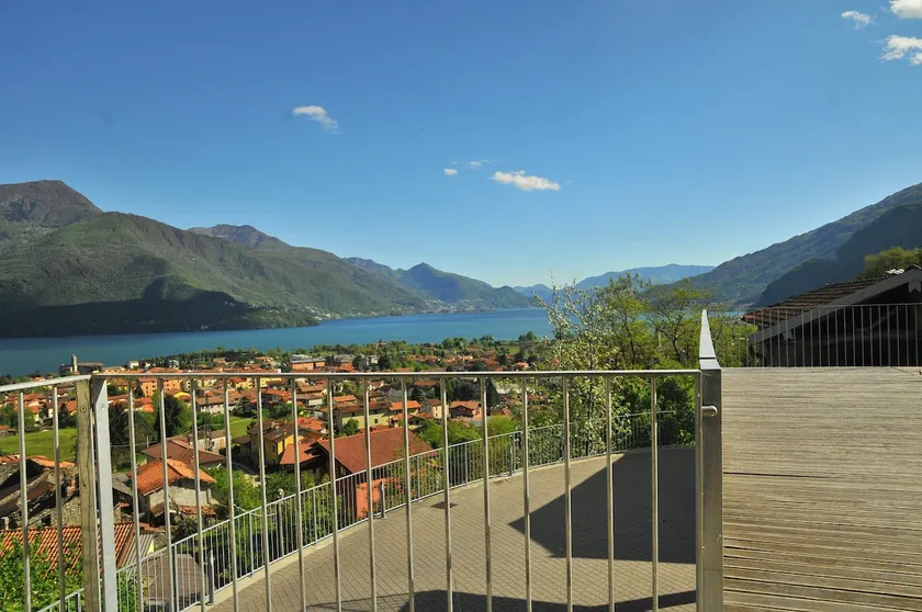 Beautiful terrace with lake view - Image 1