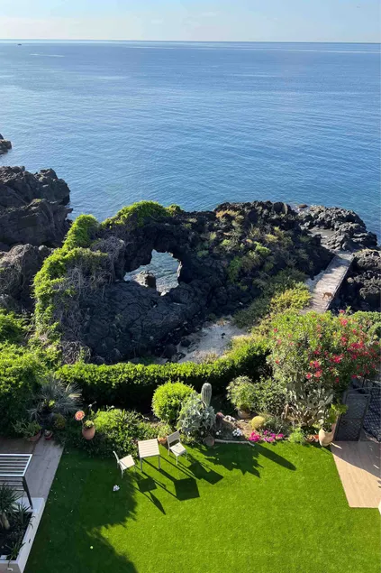 Penthouse with private waterfront - Image 1