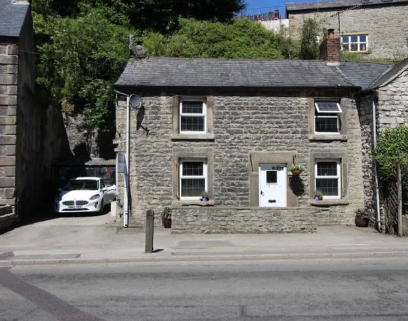 Peak District Cottage with good transport links - Image 1