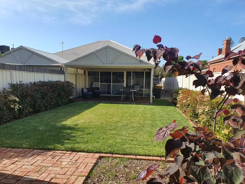 Beautiful refurbished 2 bed house. - Image 1