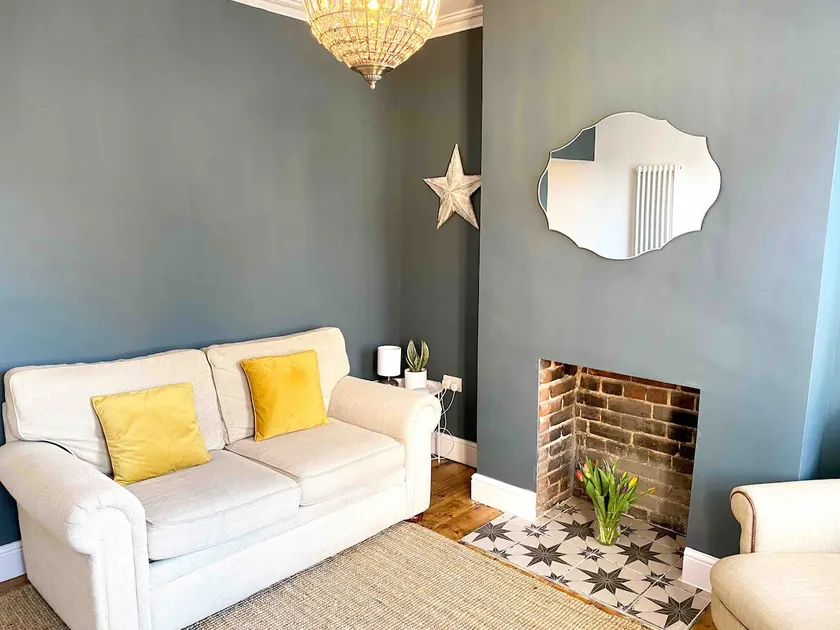 Beautiful two bed Victorian terrace house - Image 1