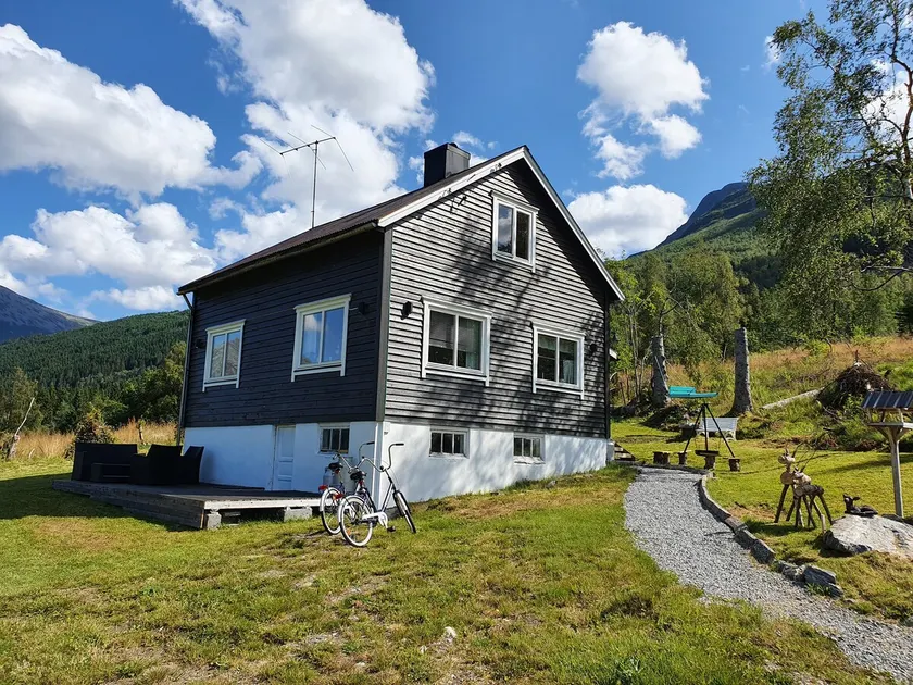 Detached holiday home in the middle of Sunnmørsalpane - Image 1