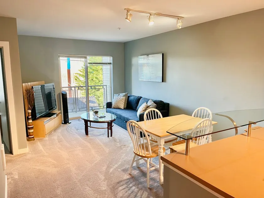 Spacious Top Floor Condo in Heart of Capitol Hill - Image 1