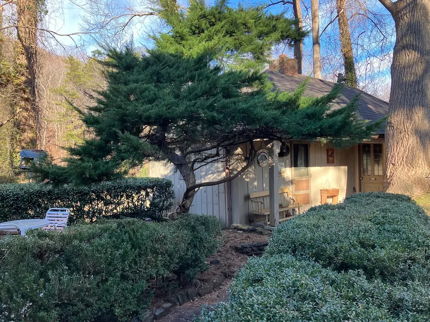 Old tryon estate bungalow - Image 1