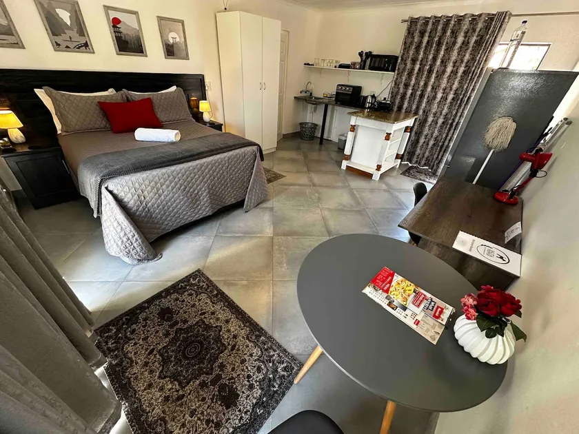 Spacious Queen Open-Plan Unit (Ground Floor) - Image 1