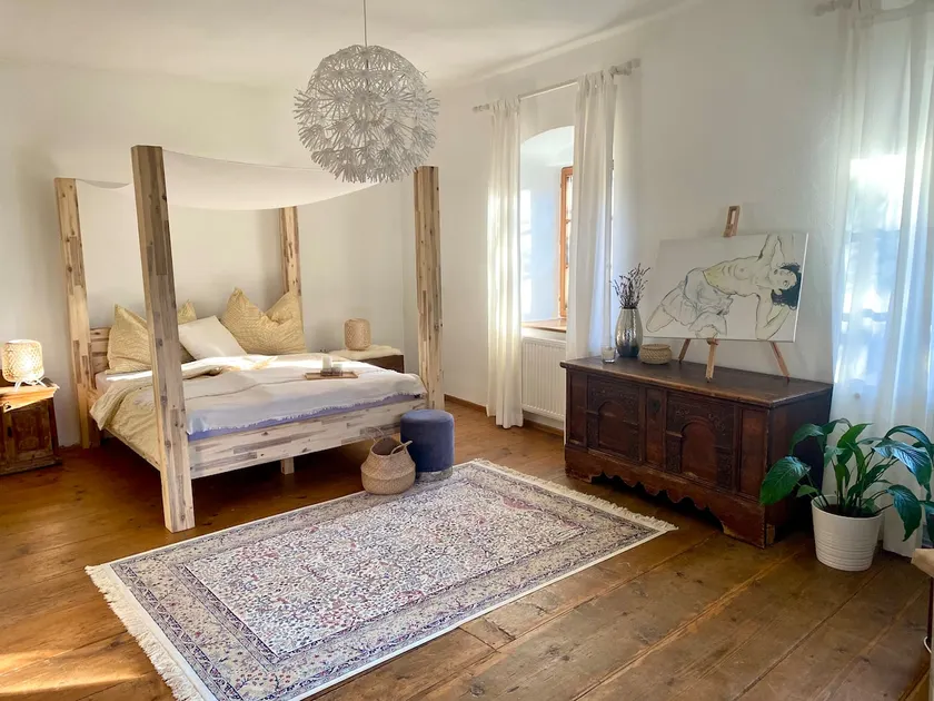 Cozy, centrally located apartment in a historic building by the river - Image 1