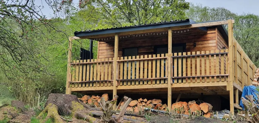Secluded garden lodge with free parking. - Image 1