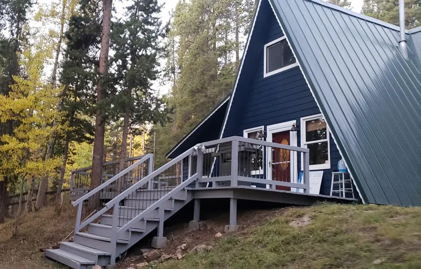 Mountain Bliss is a quiet mountain retreat, sleeps 6, hot tub, pet friendly - Image 1