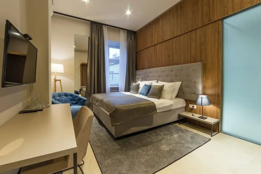Dezman Luxury Center - Image 1