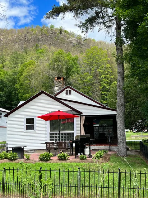 Adirondack Bungalow Getaway - Image 1
