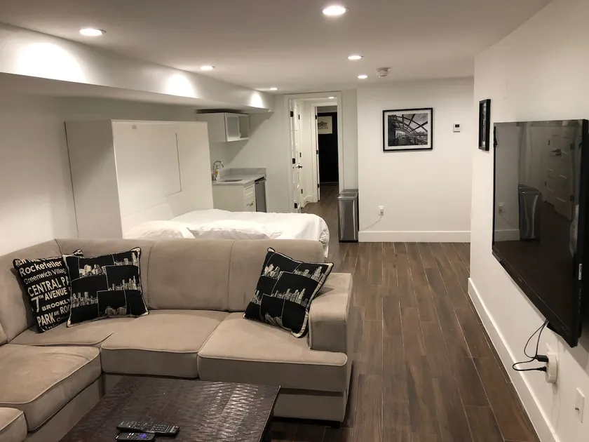 Renovated row home guest suite :) - Image 1