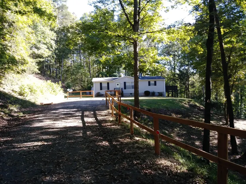 3. 6 MILES FRA TRYON INT. EQUESTRIAN CENTER, MEGET FORHOLDET PÅ PRIVATE DRIVEWAY - Image 1