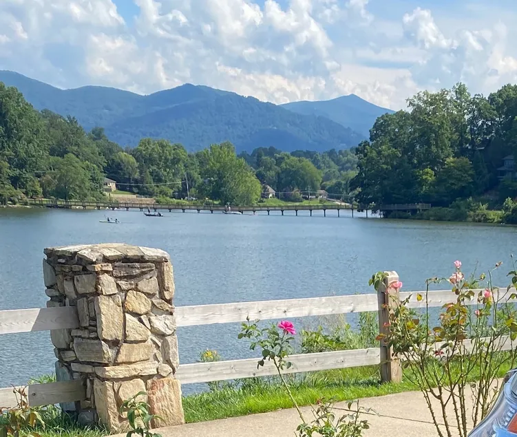 Treetop Getaway in Beautiful Lake Junaluska - Image 1