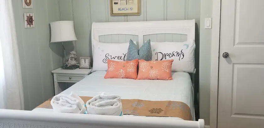 Downtown room near the beach. - Image 1