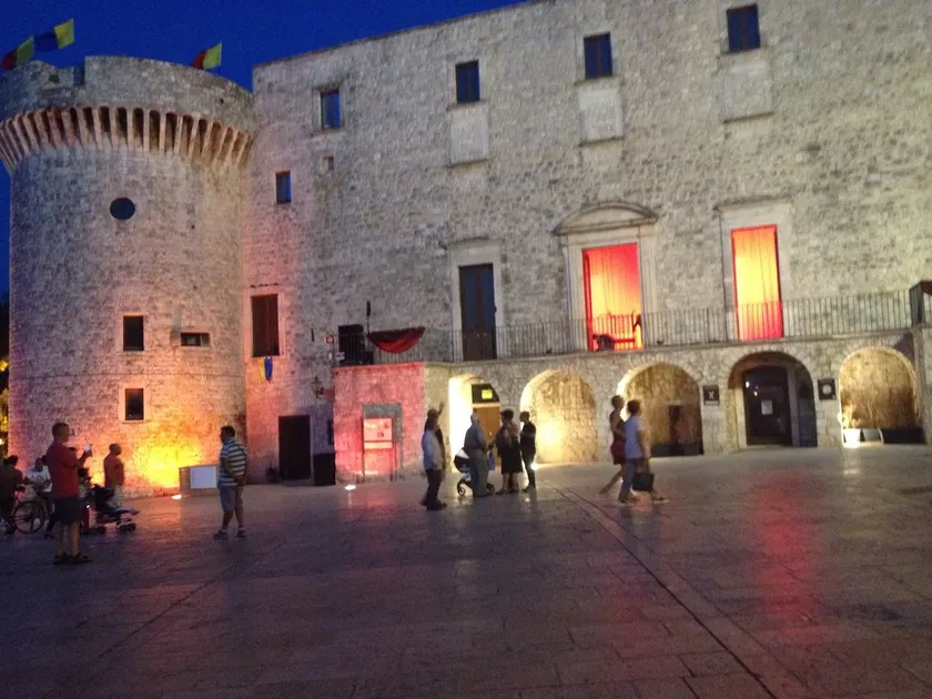 Tower-Stone house in the historic center - Image 1