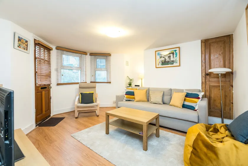 NEW Stylish 1 Bedroom Flat with Garden | London - Image 1