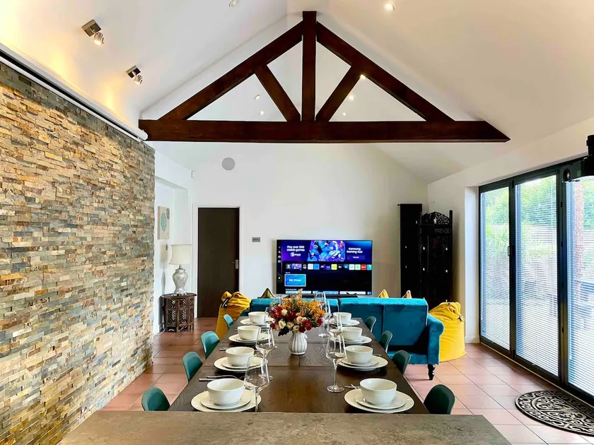 6 Bedroom Bungalow Ascot Racecourse 75” TV - Image 1