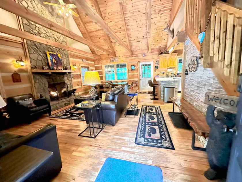 3BR / 3BA Schöne Blockhütte in sieben Teufeln, Teichfront, Whirlpool und Billardtisch - Image 1