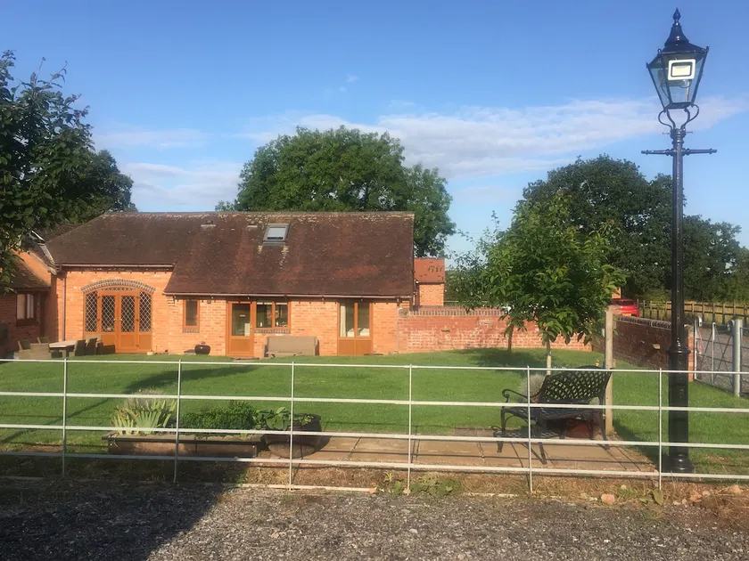 Coach House at Oaks Barn Farm Alcester with optional hire Salt water hot tub - Image 1