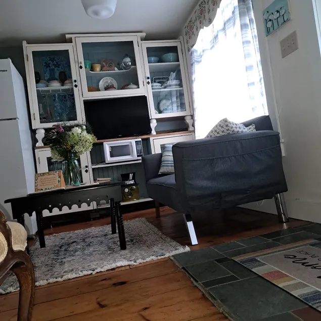 Laura's place re-done 2 bedrooms 2 bathrooms - Image 1